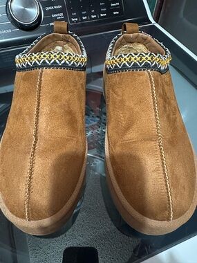 Women’s Brown Slip-On Suede Comfort Shoes. Jessica Carlyle. Size 9.